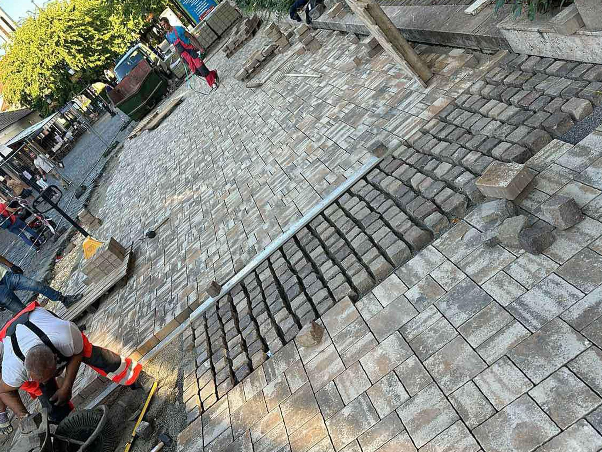 Önkormányzati projekt térkövezése