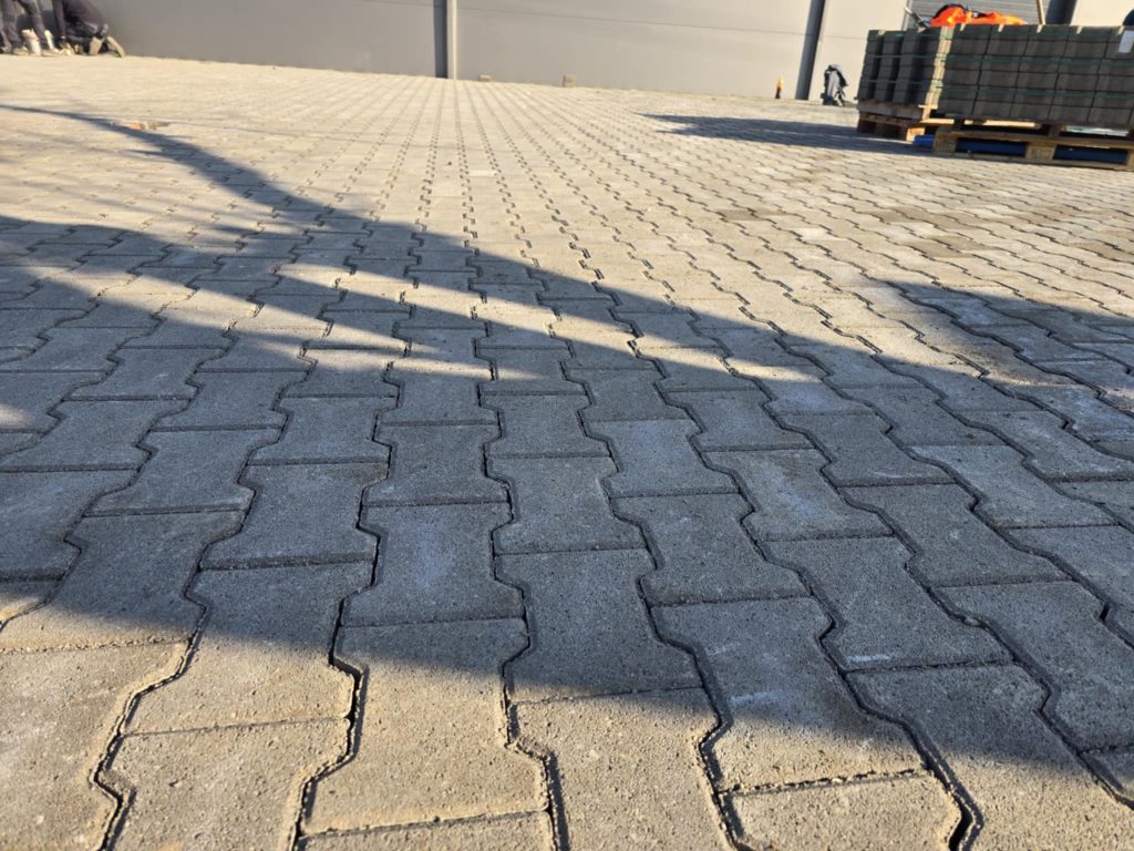 Ipari parkoló térkövezése