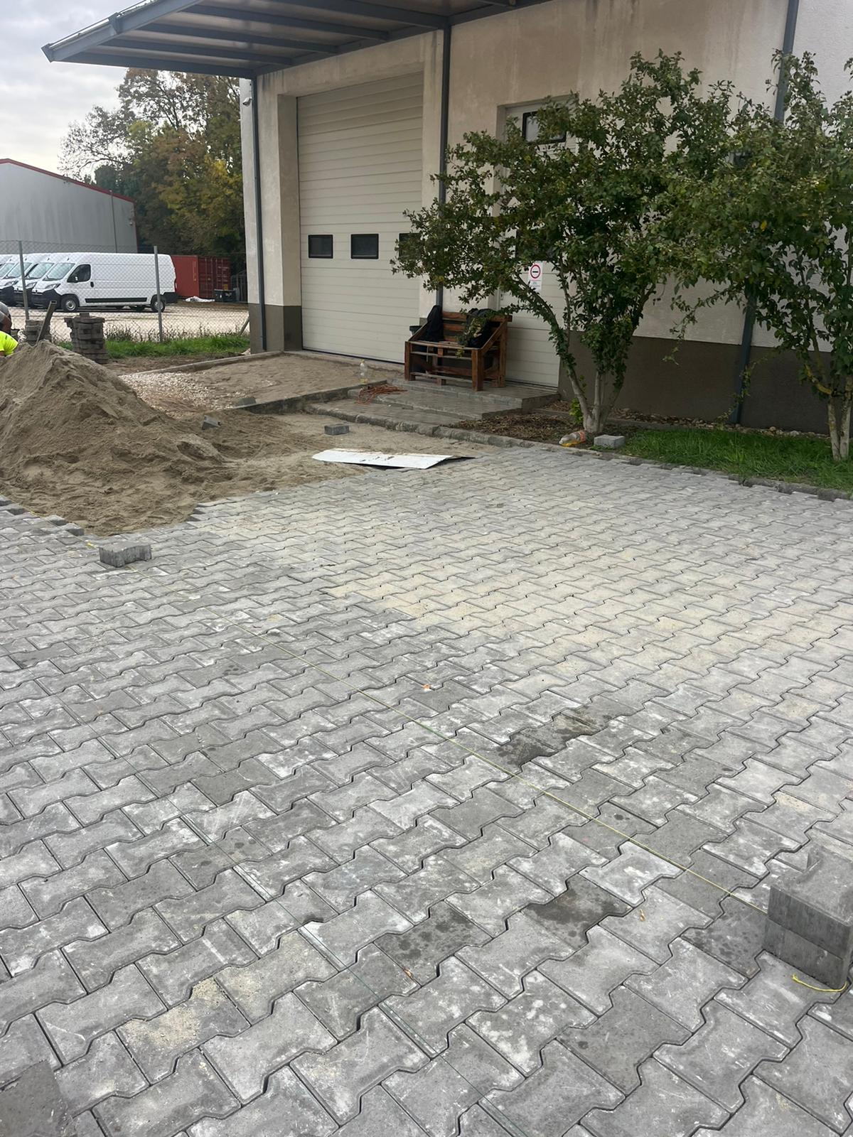 Raktár előtti térkövezés