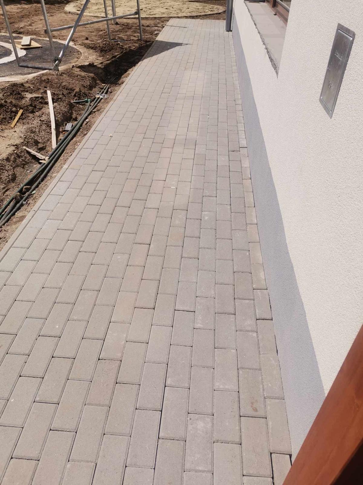 Ház előtti járda térkőből