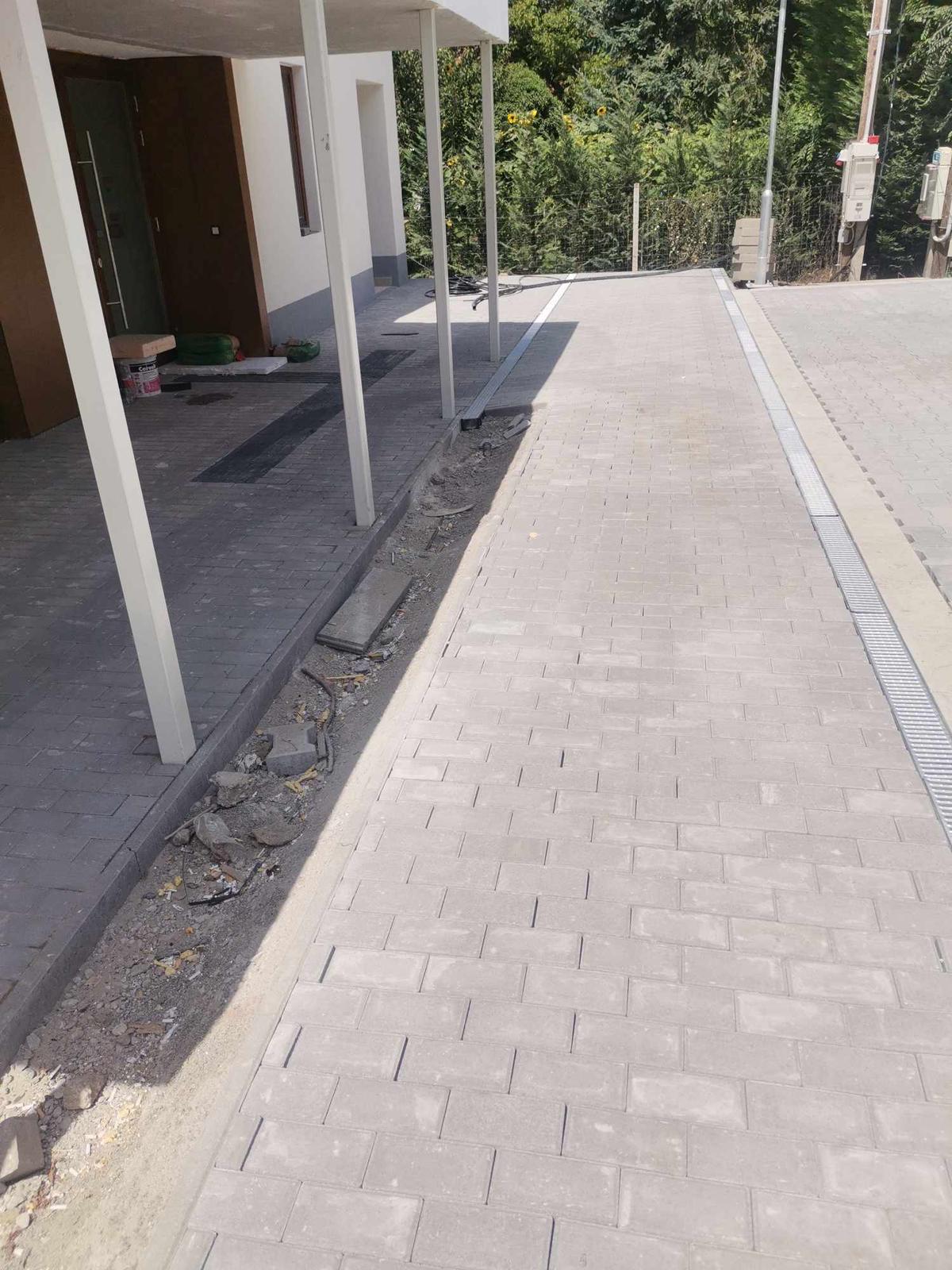 Raktár előtti térkövezés